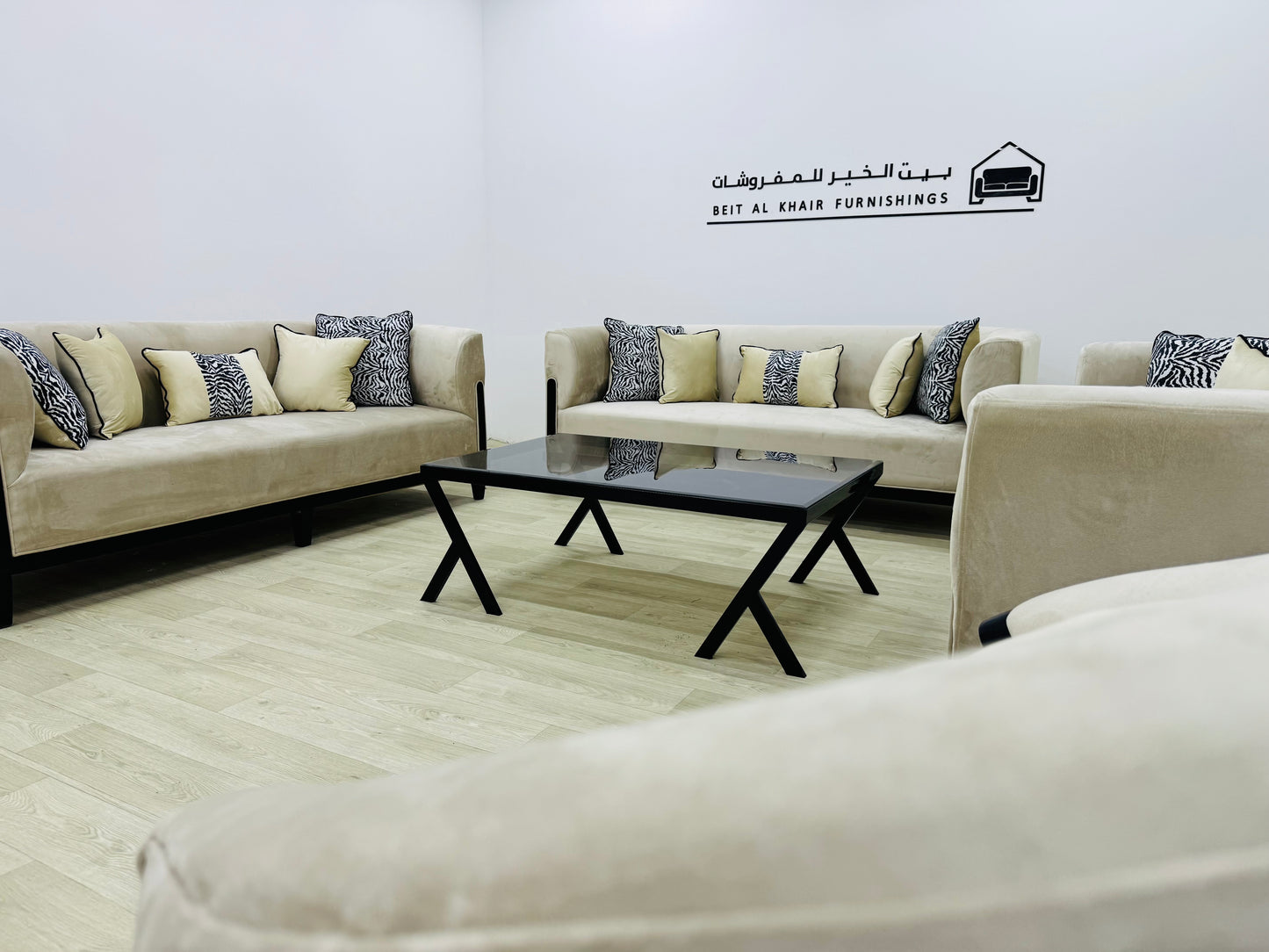 الطقم عناقي 11 اشخاص مع 1 طاولة