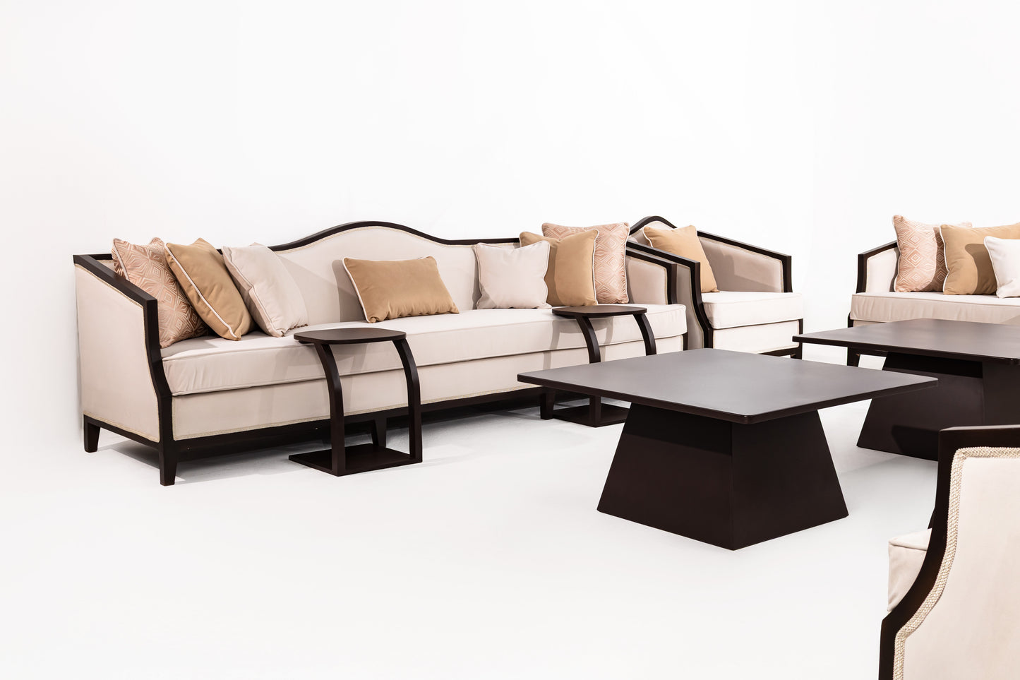 طقم رويال كامل لـ 17 شخص مع 7 طاولات